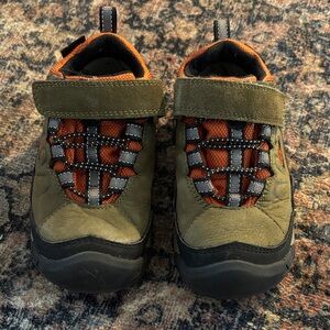 Keen hiking boots 9 toddler